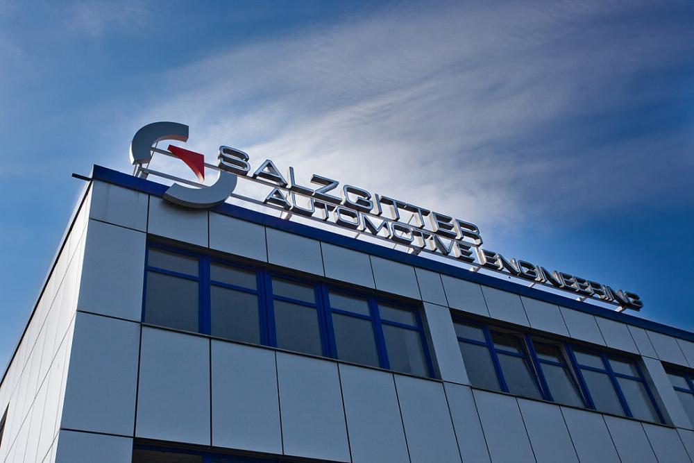 Moderne Unternehmensfassade der Salzgitter Automotive Engineering GmbH & Co. KG mit Logo – &Uuml;ber uns