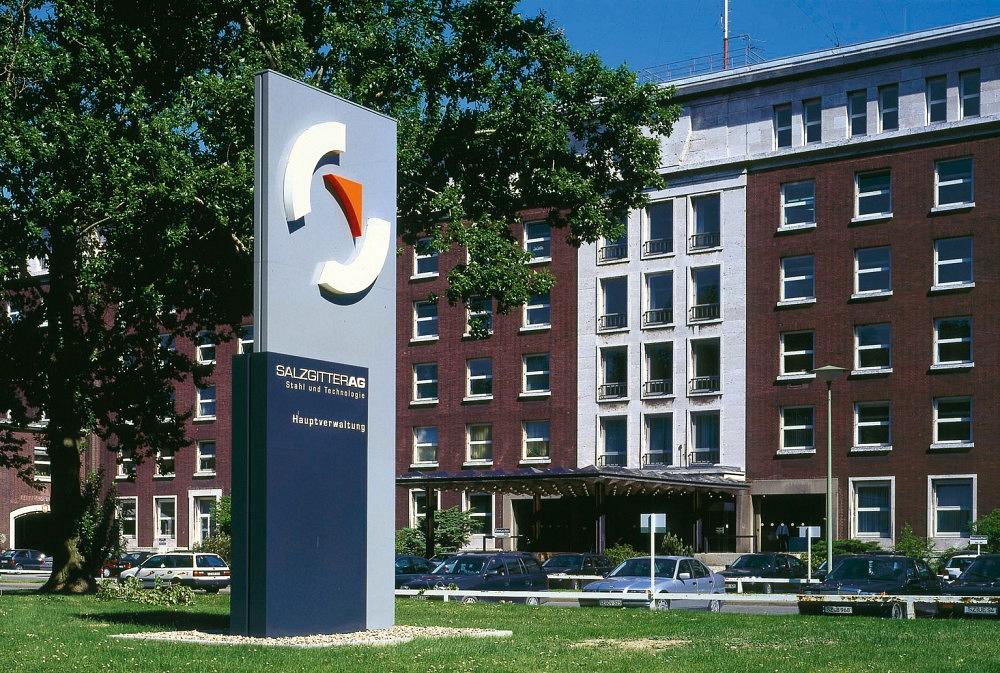 Head office of Salzgitter AG – Group affiliation of Salzgitter Automotive Engineering GmbH & Co. KG Administration building of Salzgitter AG with company signage – Group affiliation of Salzgitter Automotive Engineering GmbH & Co. KG