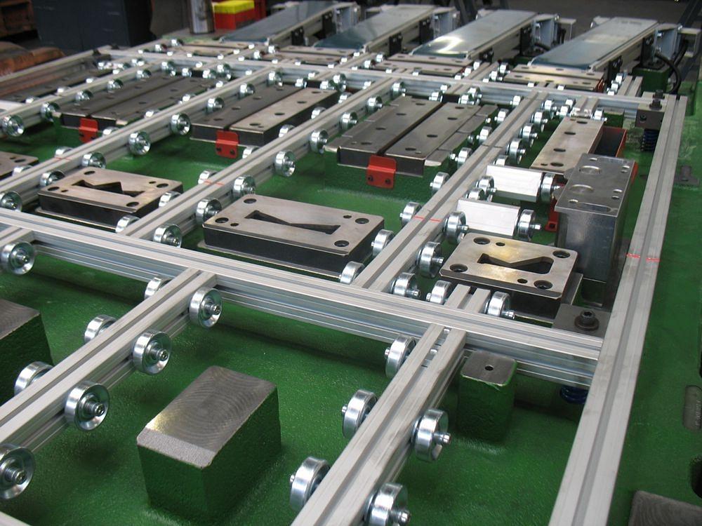 Blank cutting tool in production – precision cutting technology for metal blanks Close-up of a blank cutting tool featuring guide rails and cutting components